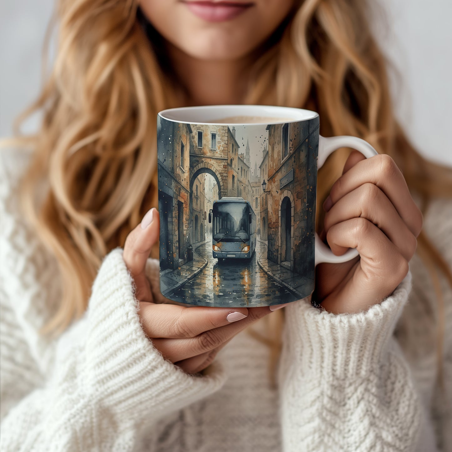 Hrnek s autobusem v historických uličkách