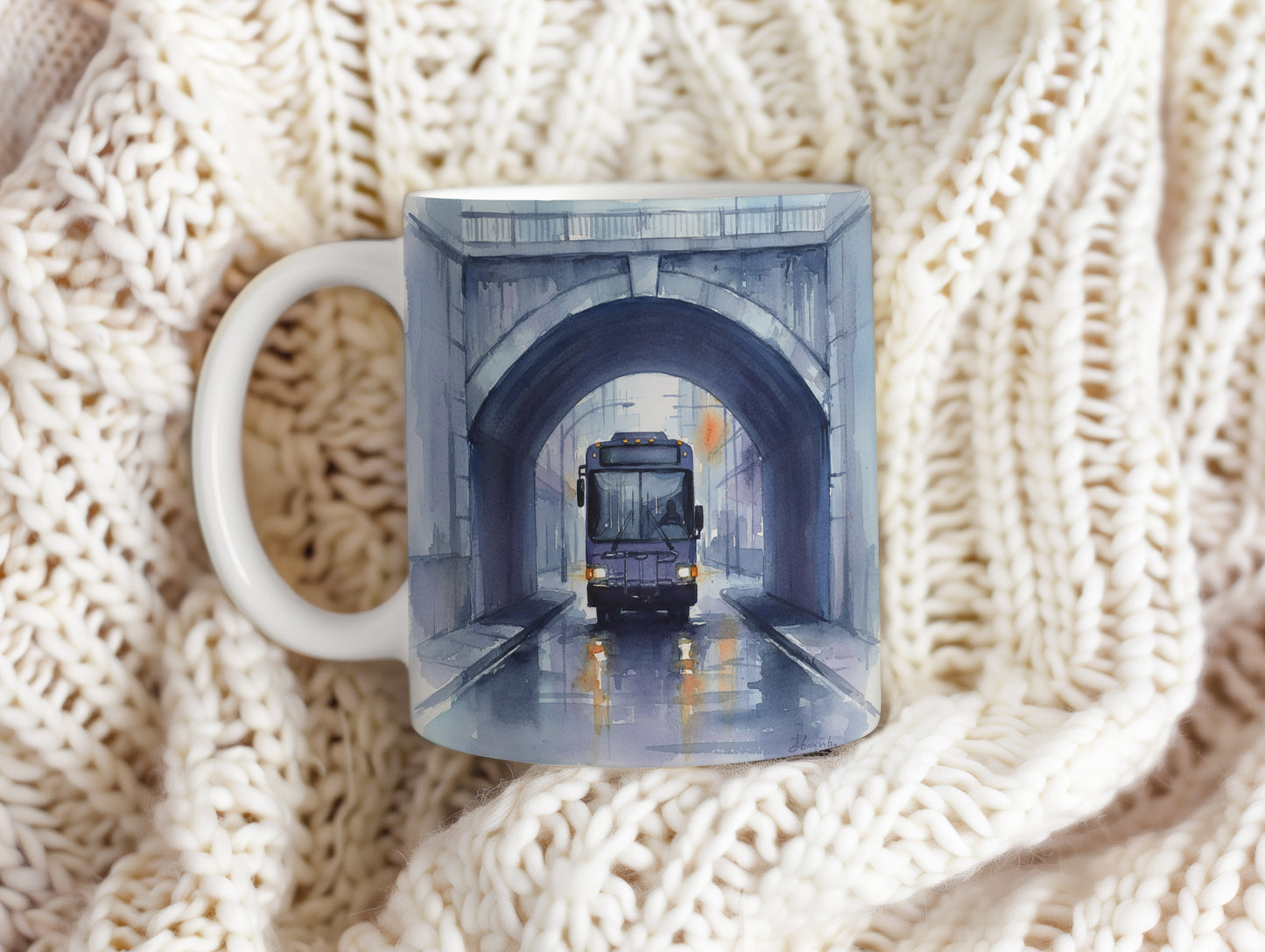 Hrnek s autobusem pod mostem