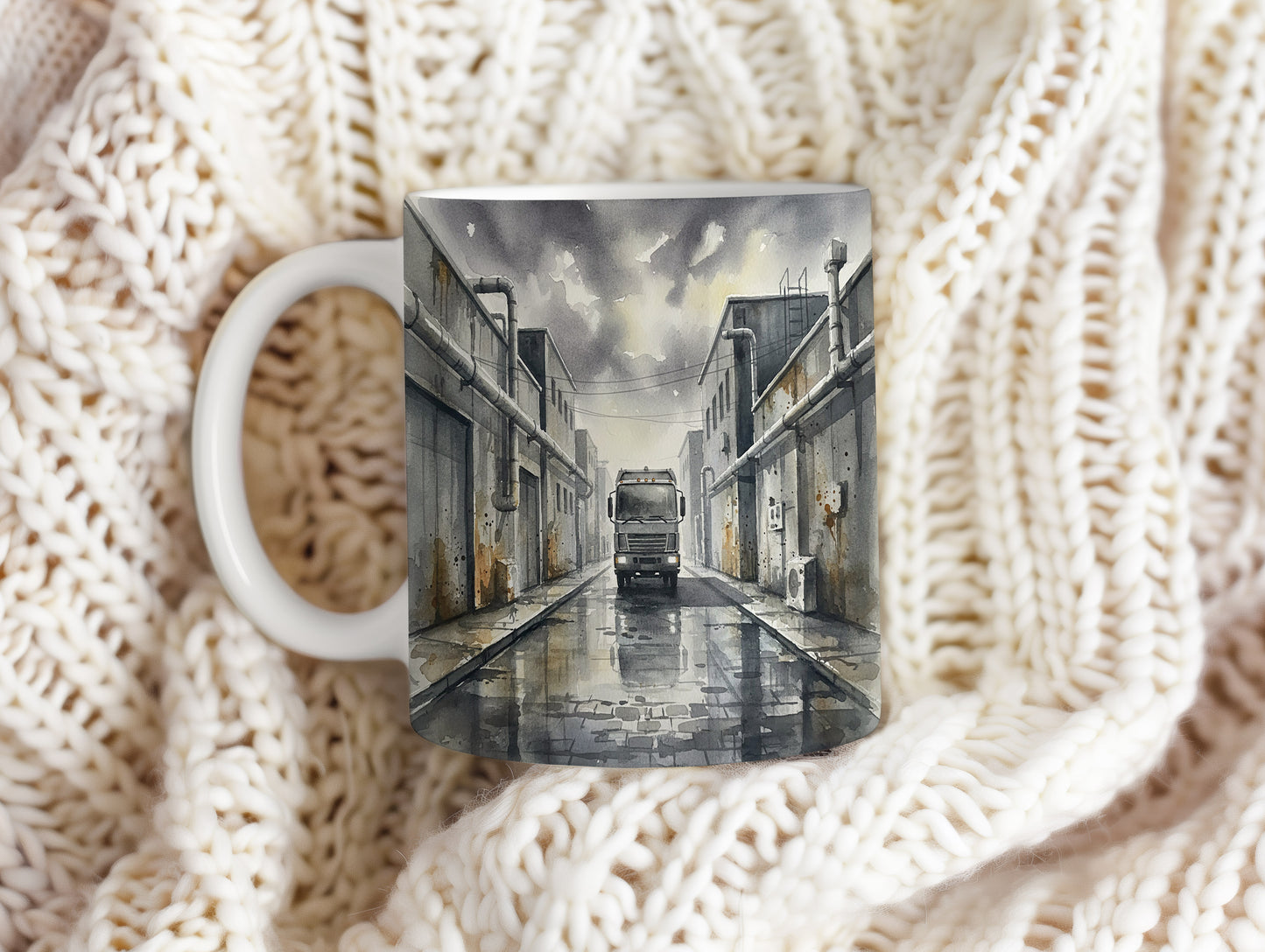 Hrnek s náklaďákem v průmyslové ulici