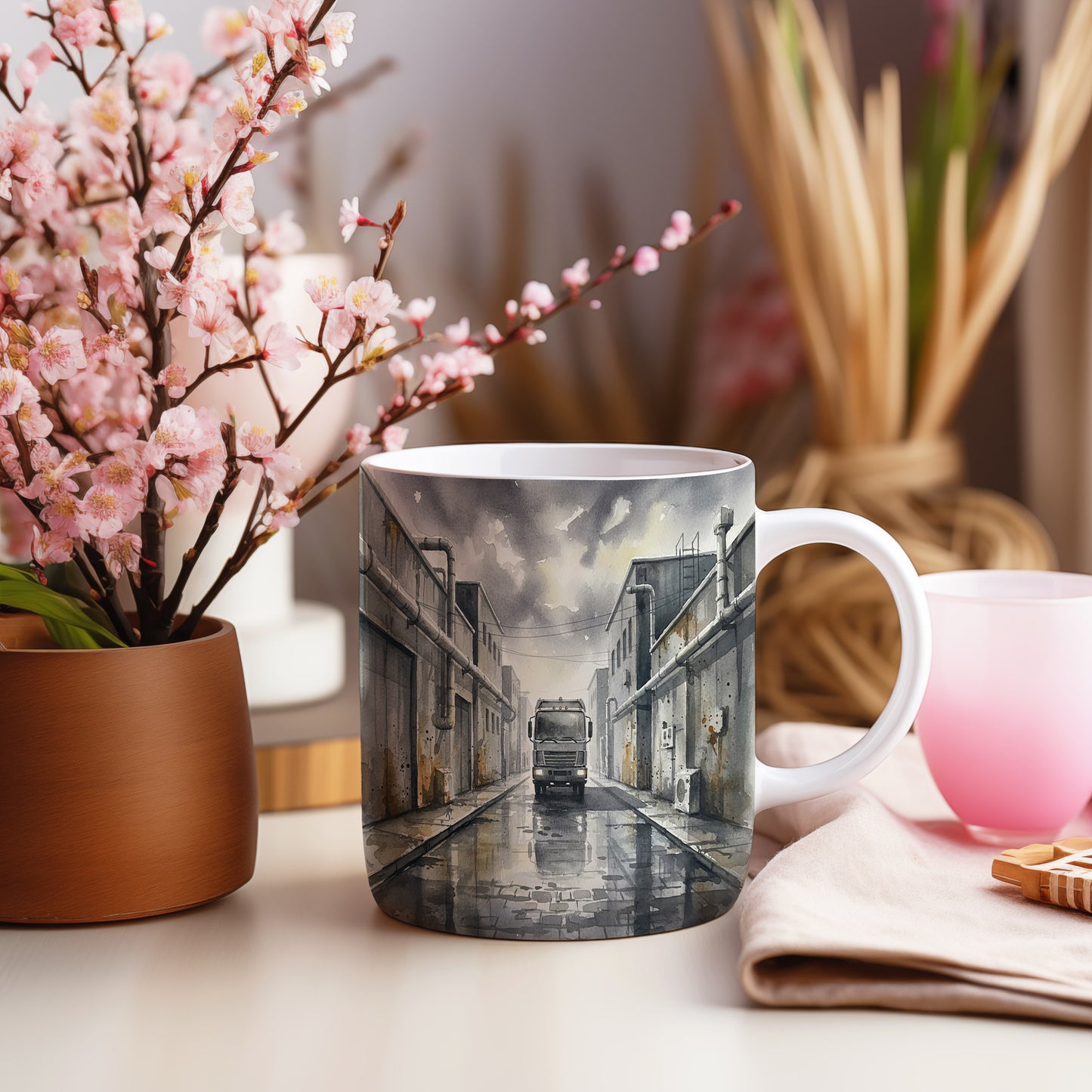 Hrnek s náklaďákem v průmyslové ulici