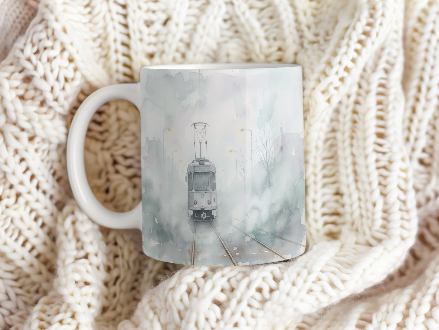 Hrnek s tramvají v mlžném ránu