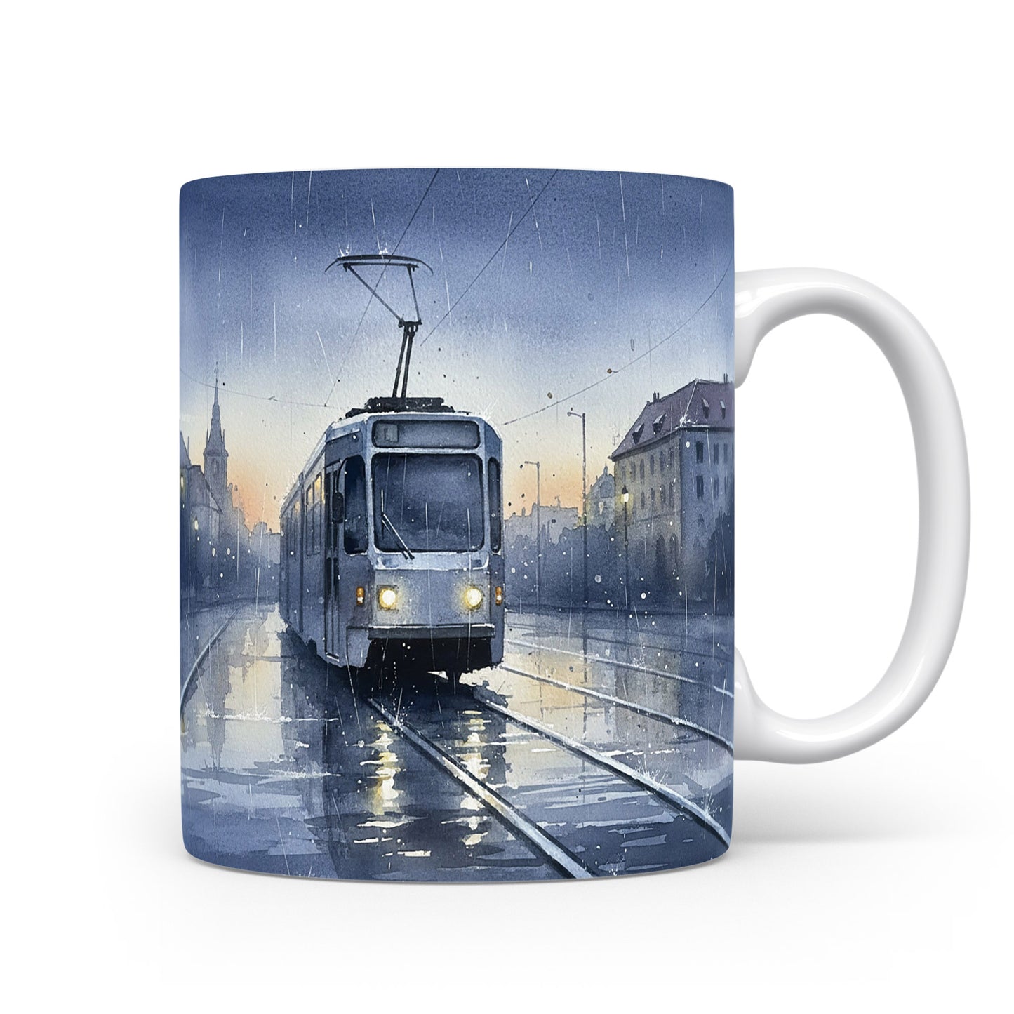 Hrnek s tramvají za soumraku v dešti