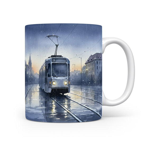 Hrnek s tramvají za soumraku v dešti