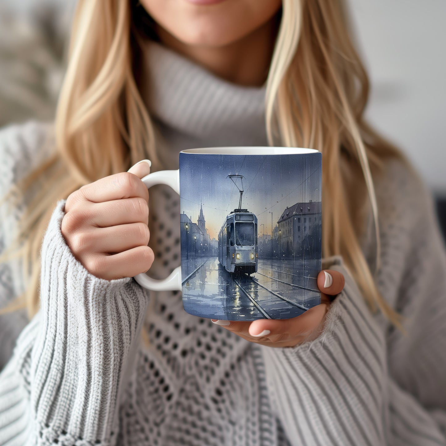 Hrnek s tramvají za soumraku