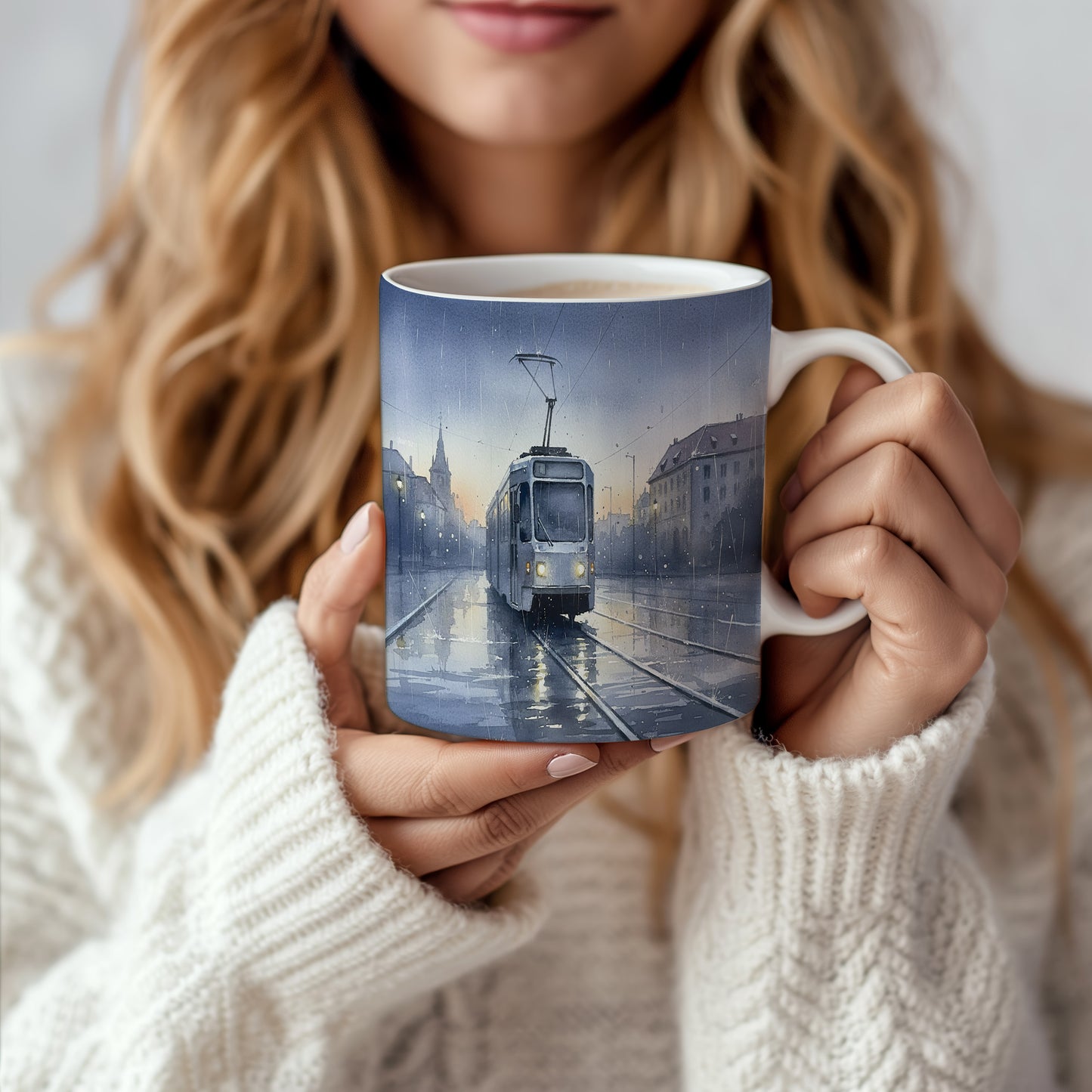 Hrnek s tramvají za soumraku