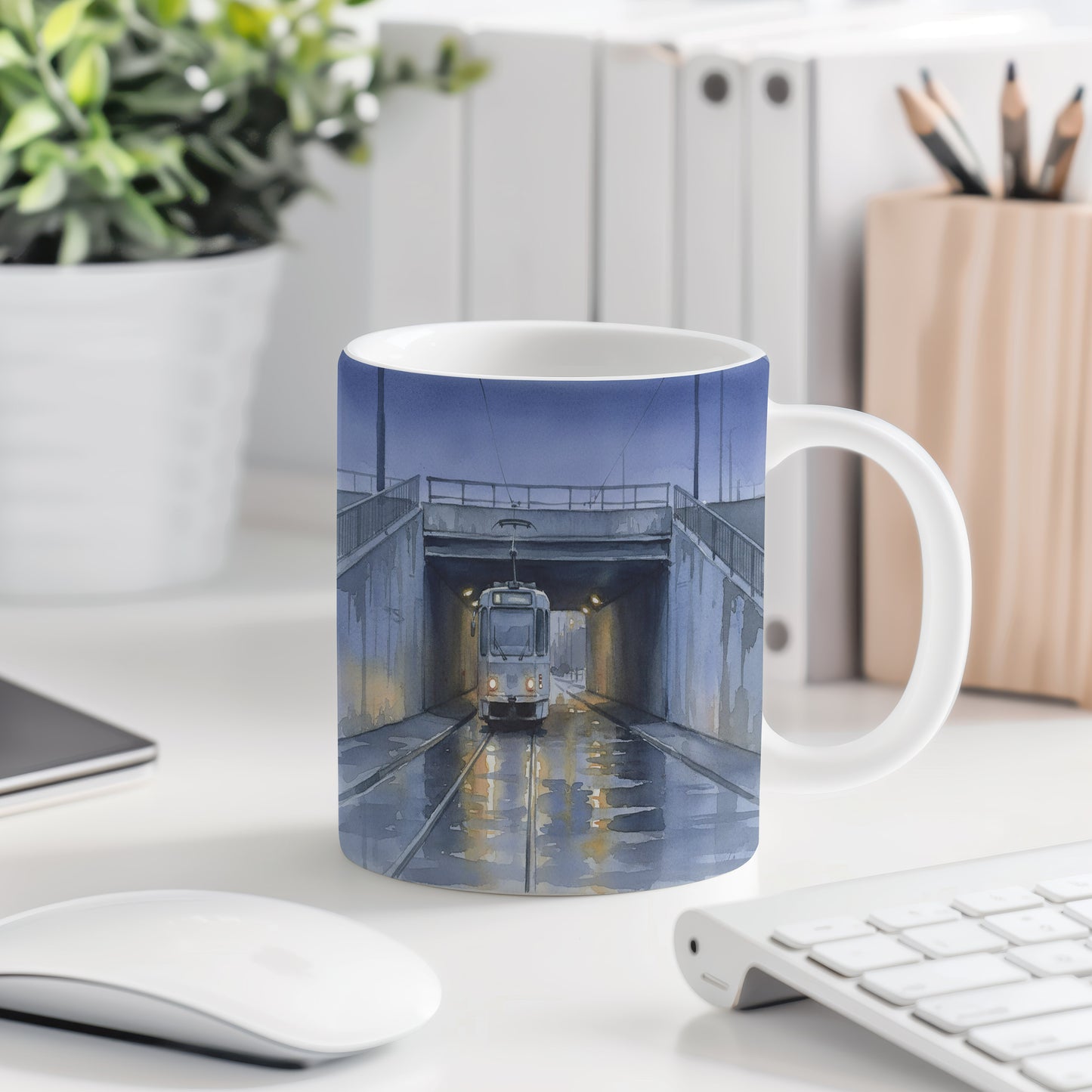 Hrnek s tramvají pod mostem