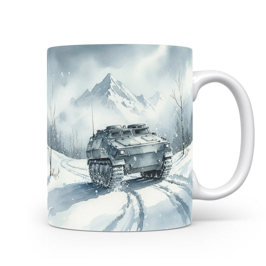 Hrnek s pásovým vozidlem v zimní krajině