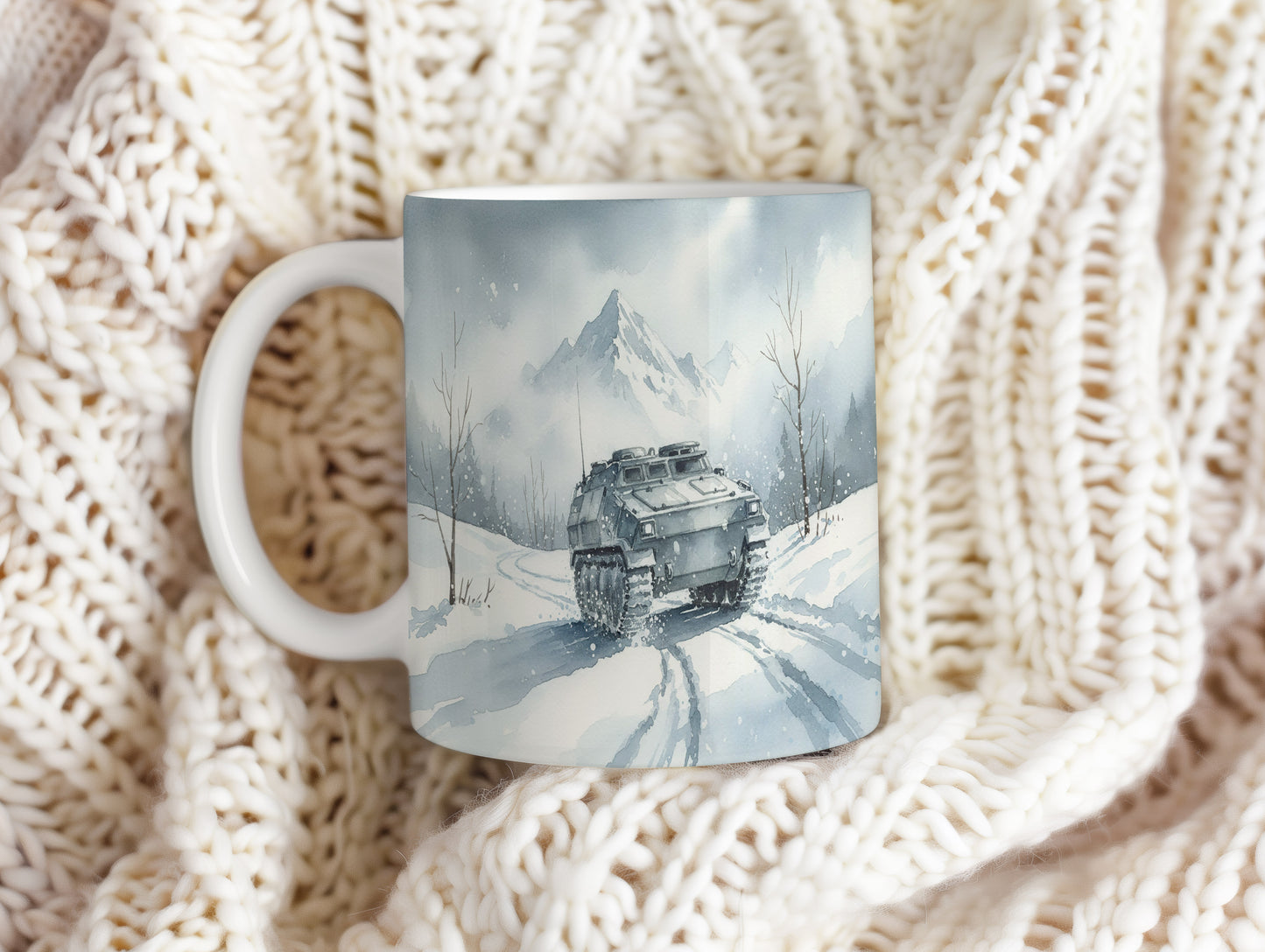 Hrnek s pásovým vozidlem v zimní krajině