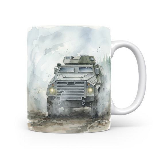 Hrnek s akvarelem obrněného vozu v mlze