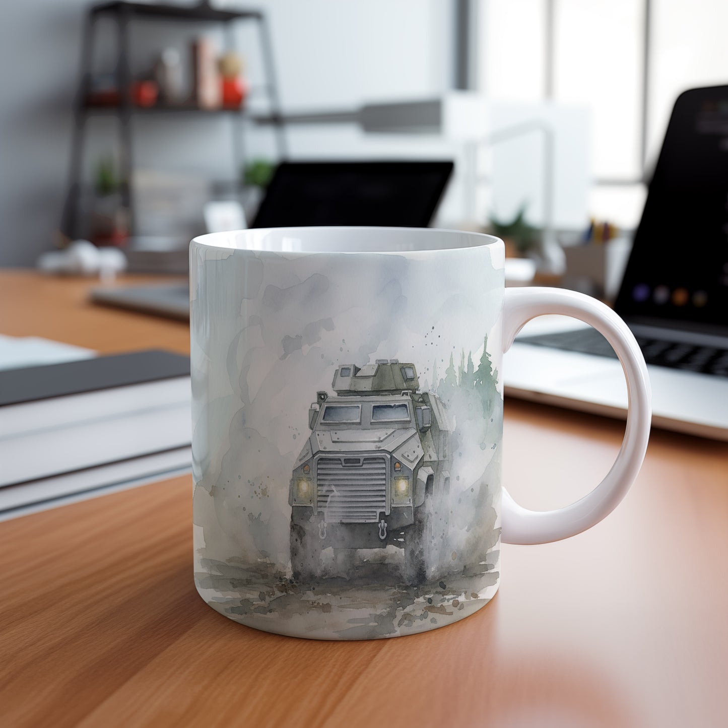 Hrnek s obrněným vozem v mlze