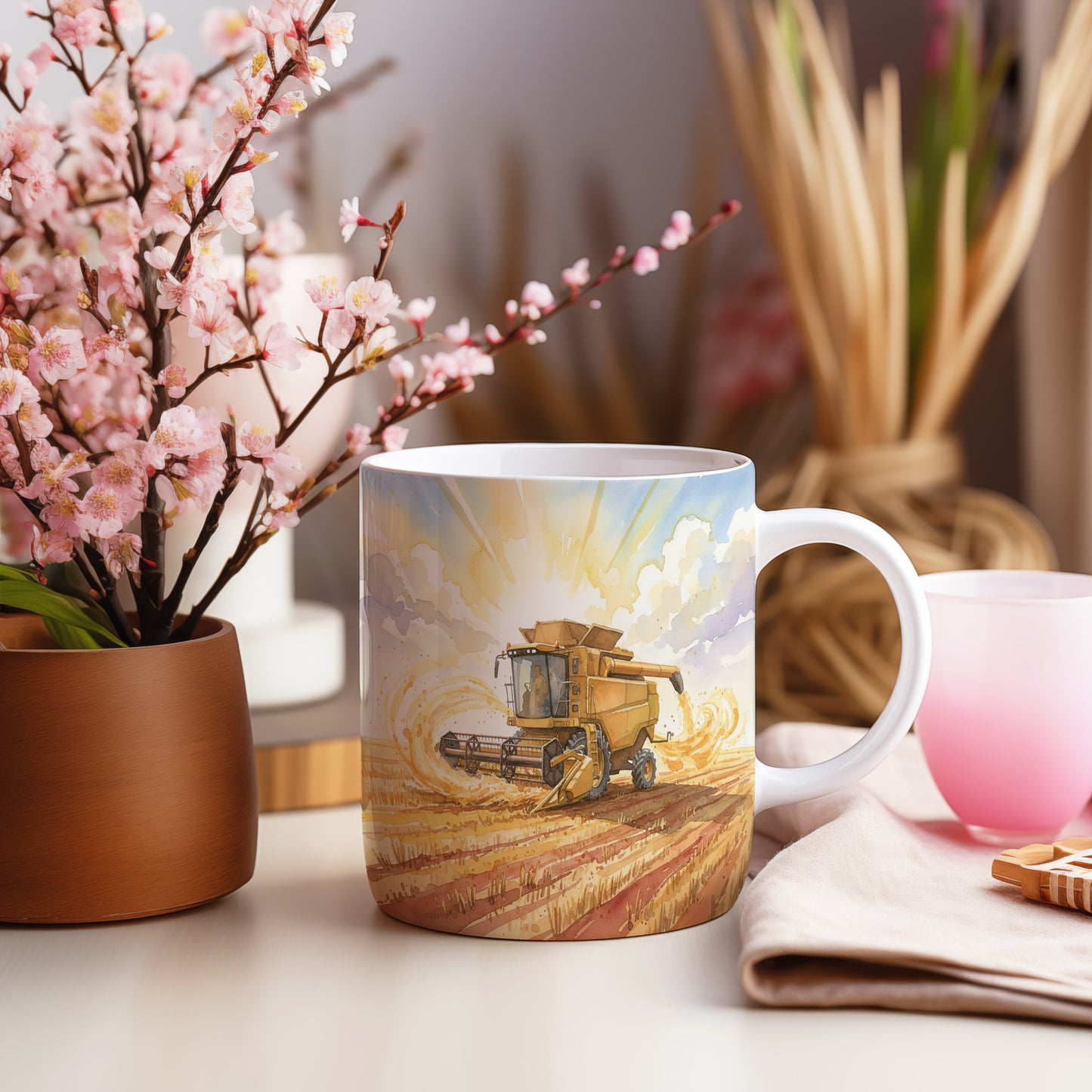 Hrnek se sklízecí mlátičkou v záři slunce