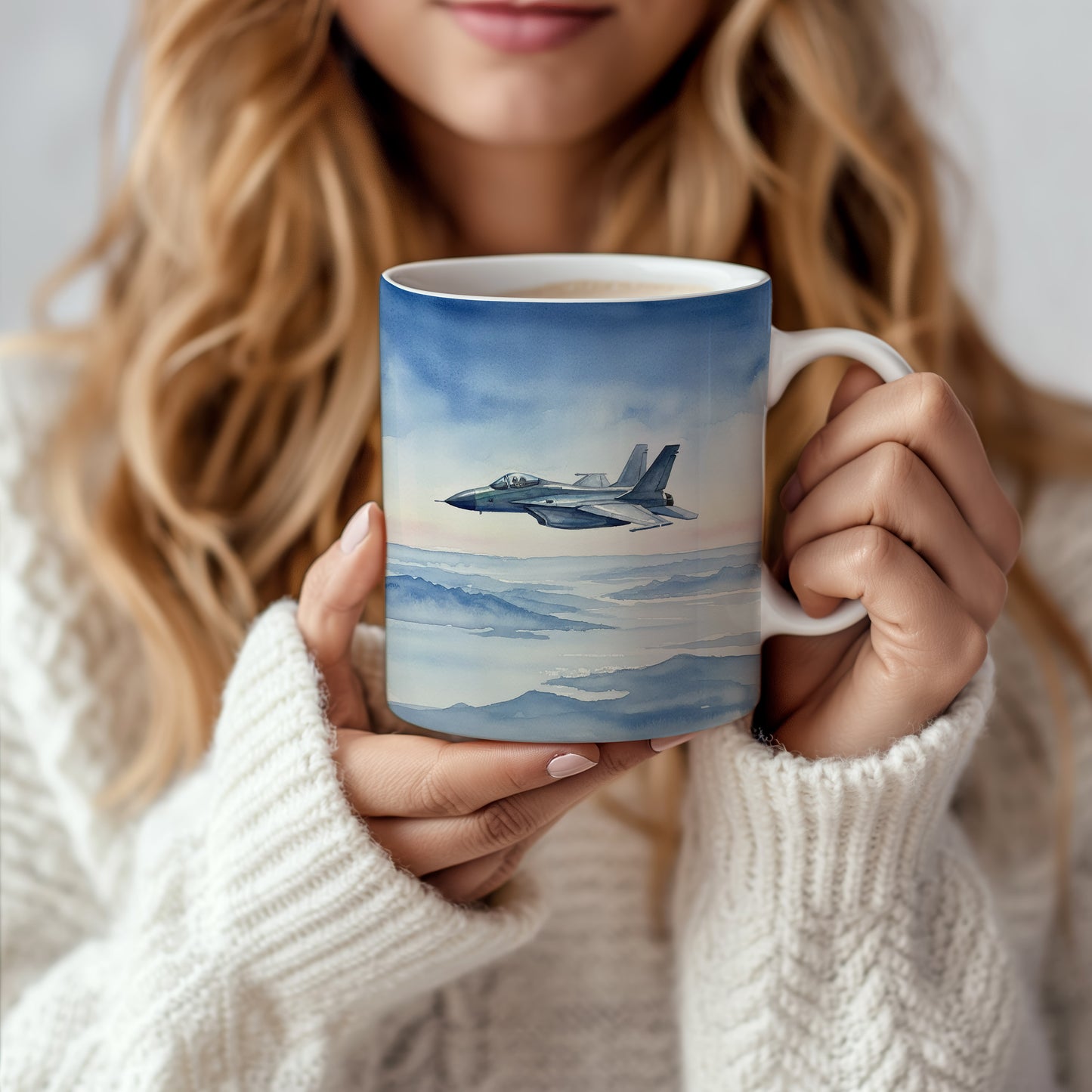 Hrnek s proudovým stíhačem nad krajinou