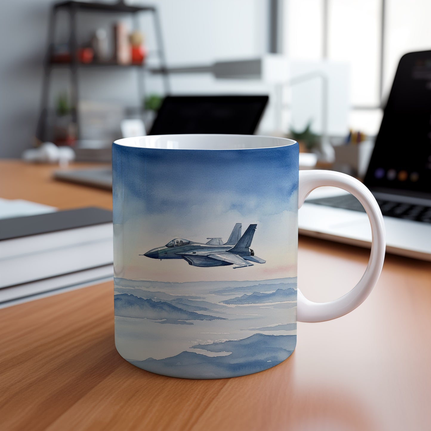 Hrnek s proudovým stíhačem nad krajinou