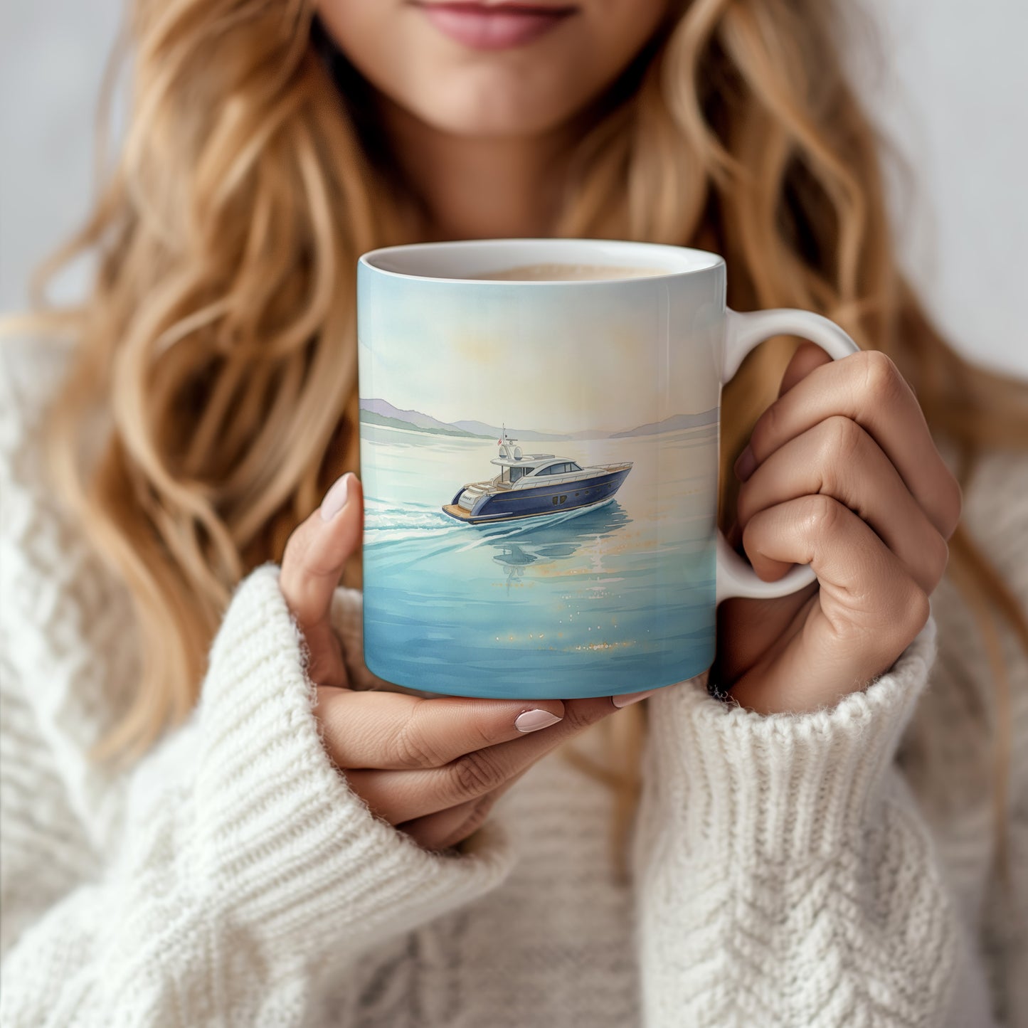 Hrnek s luxusní jachtou při západu slunce