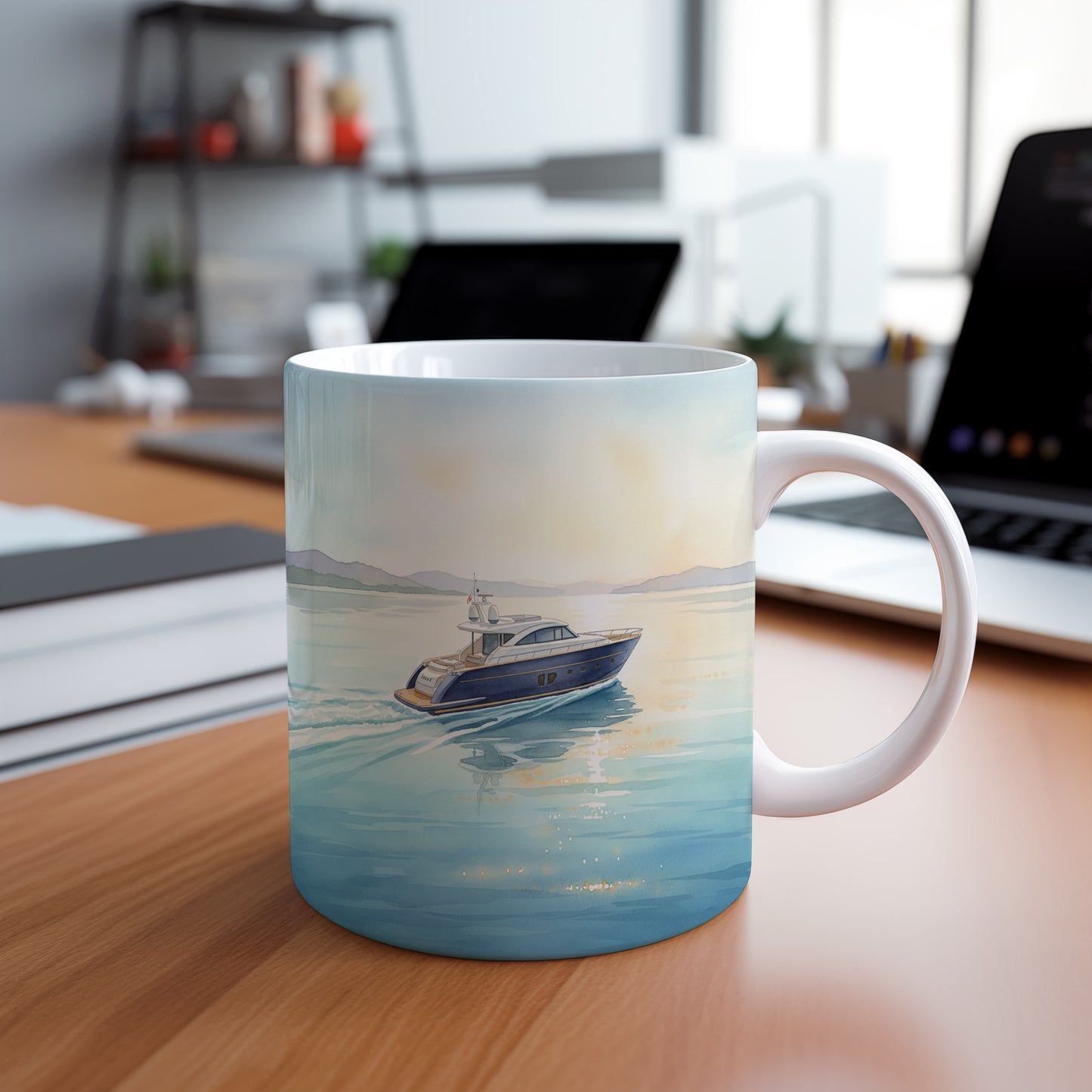 Hrnek s luxusní jachtou při západu slunce