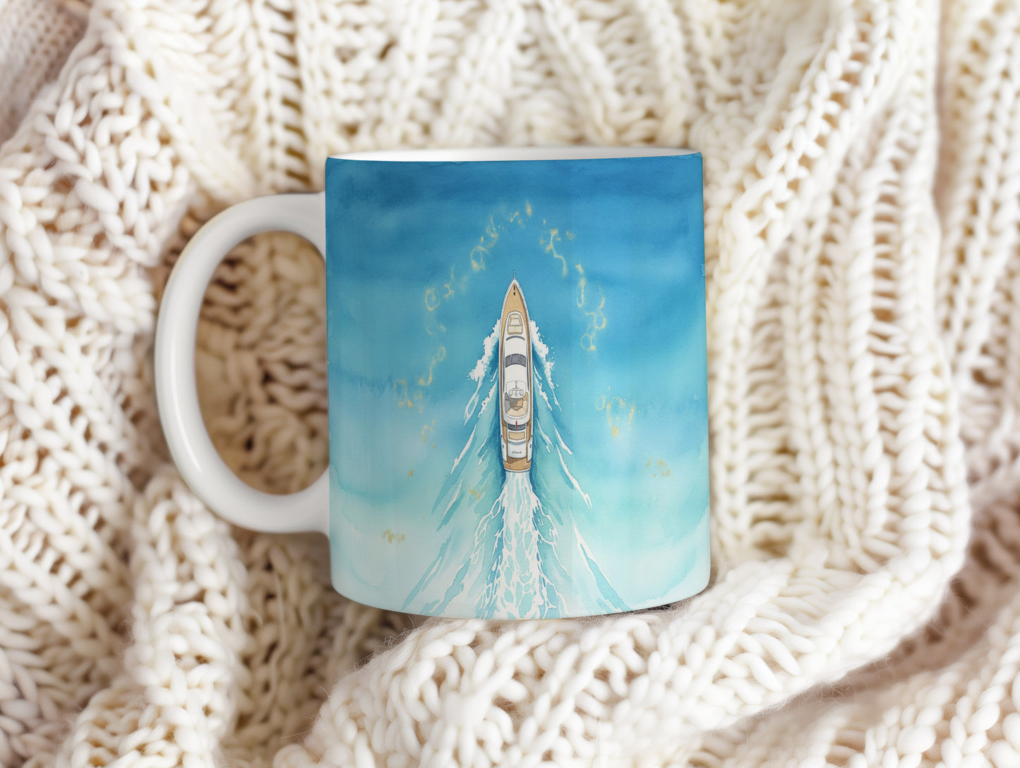 Hrnek s jachtou v modrém oceánu