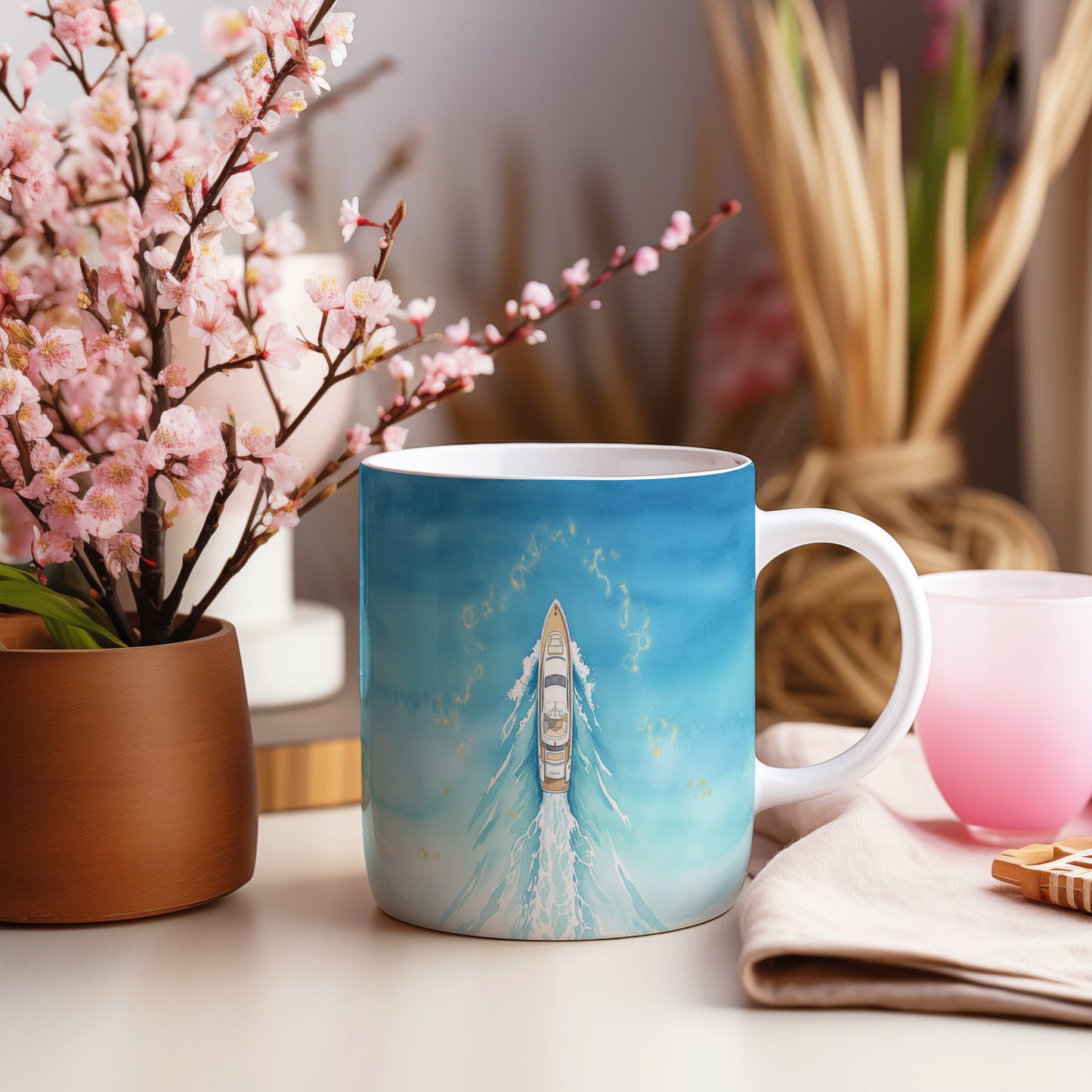 Hrnek s jachtou v modrém oceánu