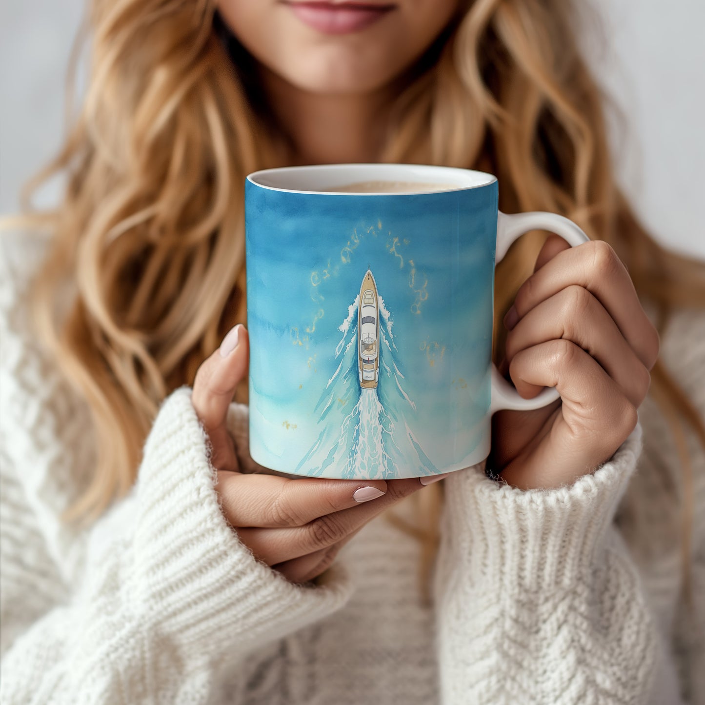 Hrnek s jachtou v modrém oceánu