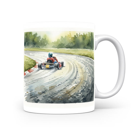 Hrnek s motokárou na závodní dráze