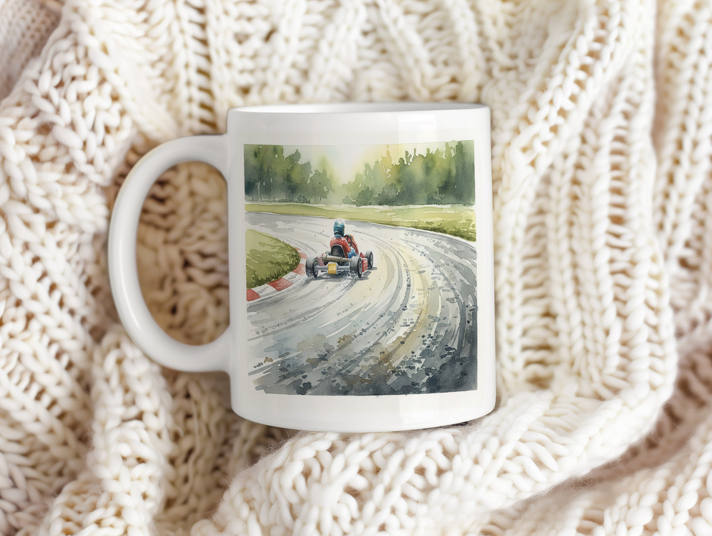 Hrnek s motokárou na závodní dráze