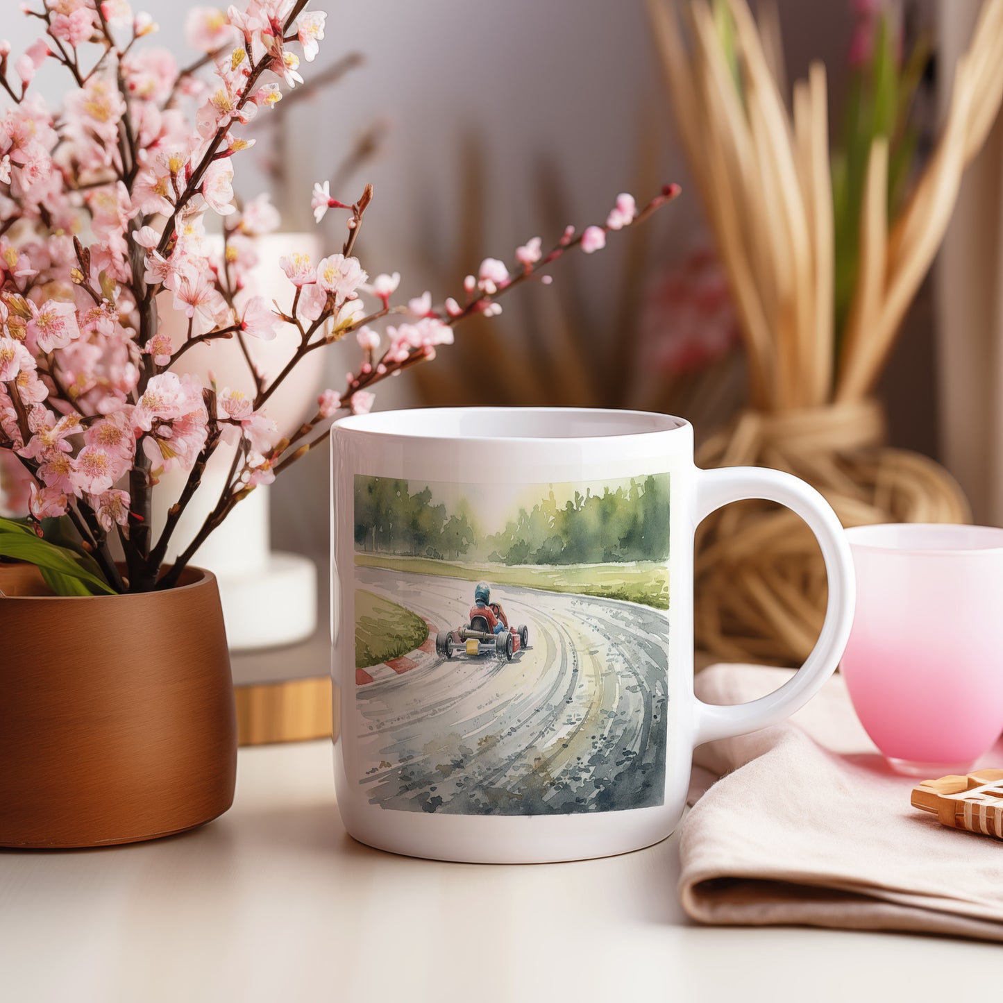 Hrnek s motokárou na závodní dráze