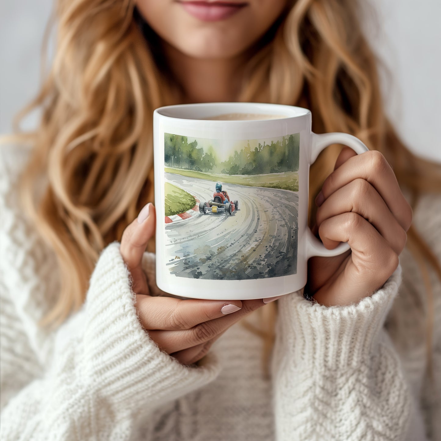 Hrnek s motokárou na závodní dráze