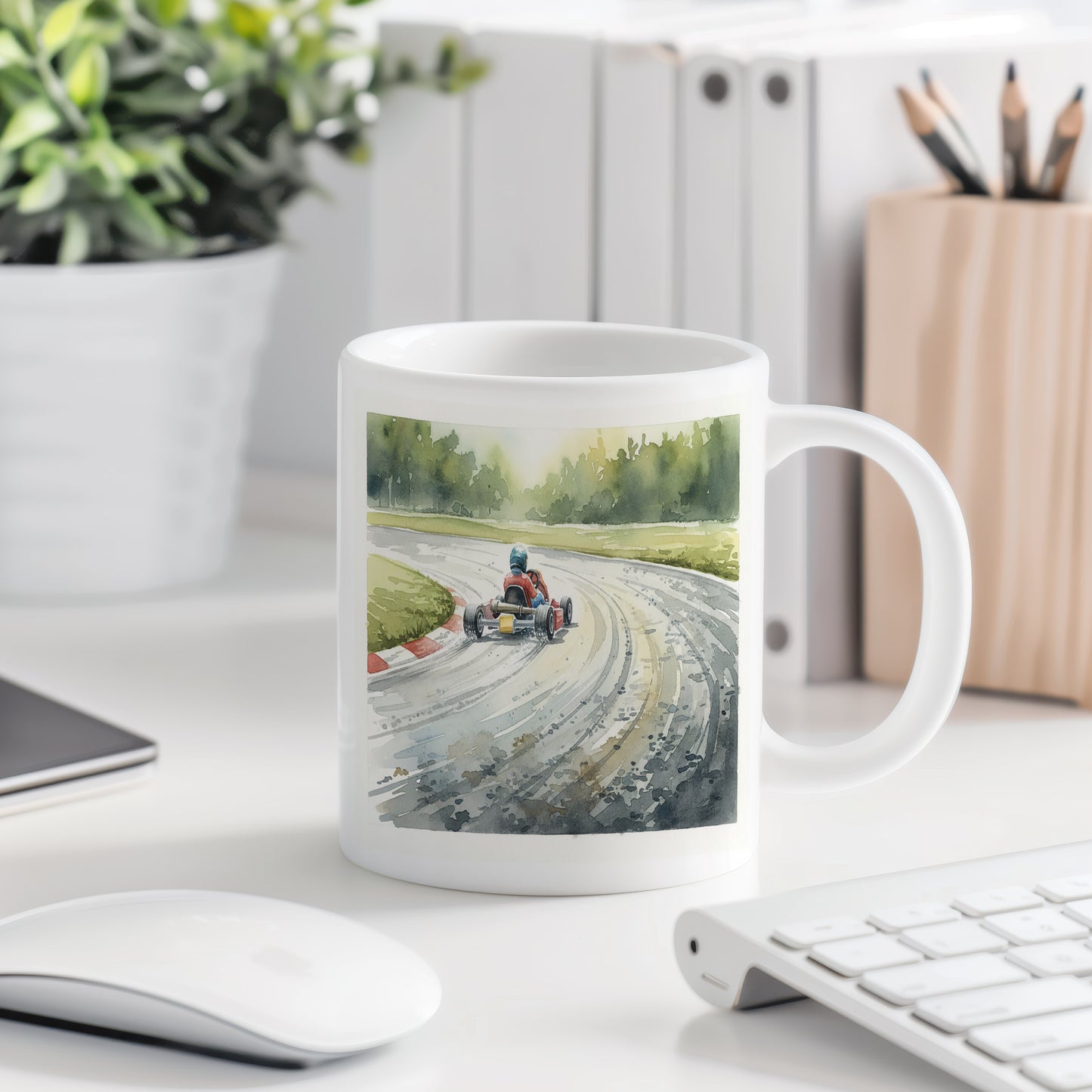 Hrnek s motokárou na závodní dráze