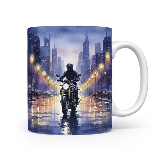 Hrnek s motorkou v nočním městě