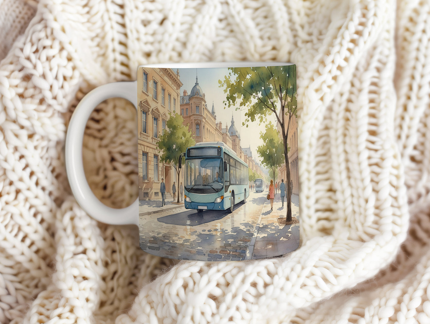 Hrnek s autobusem v slunné ulici