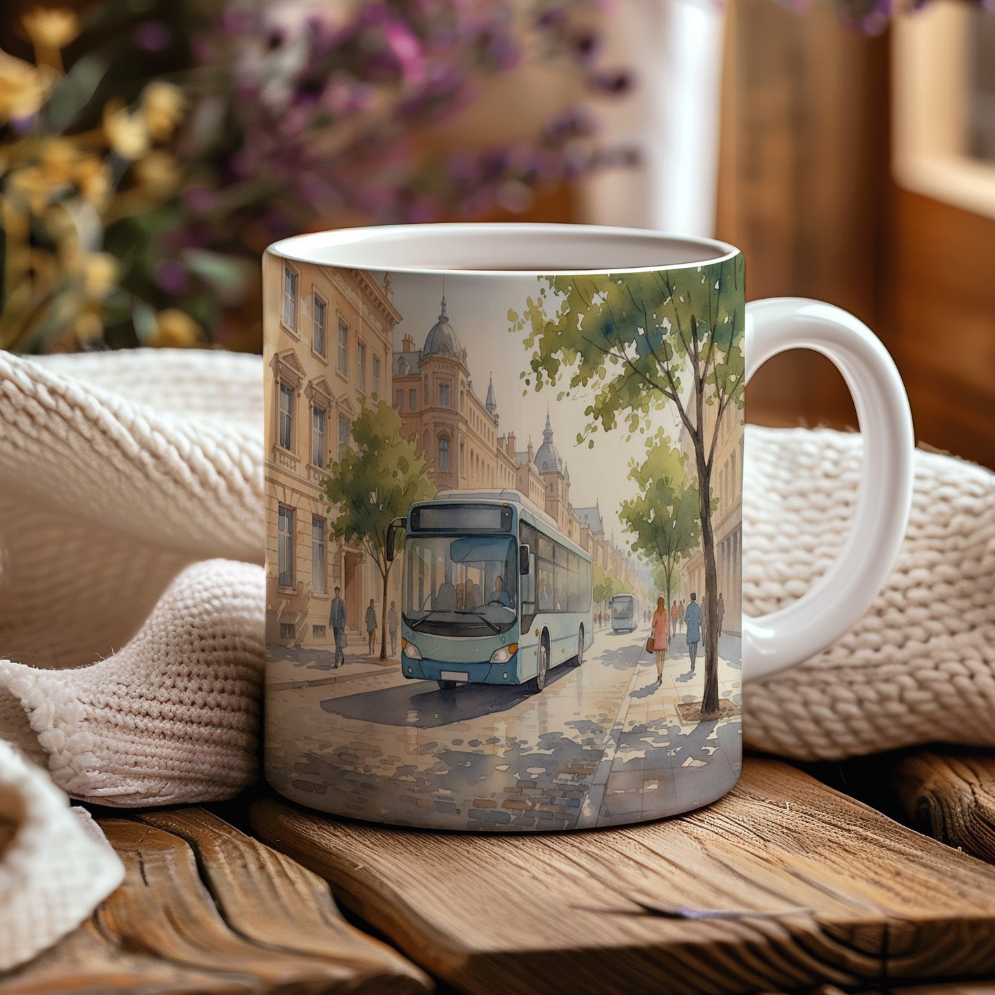 Hrnek s autobusem v slunné ulici