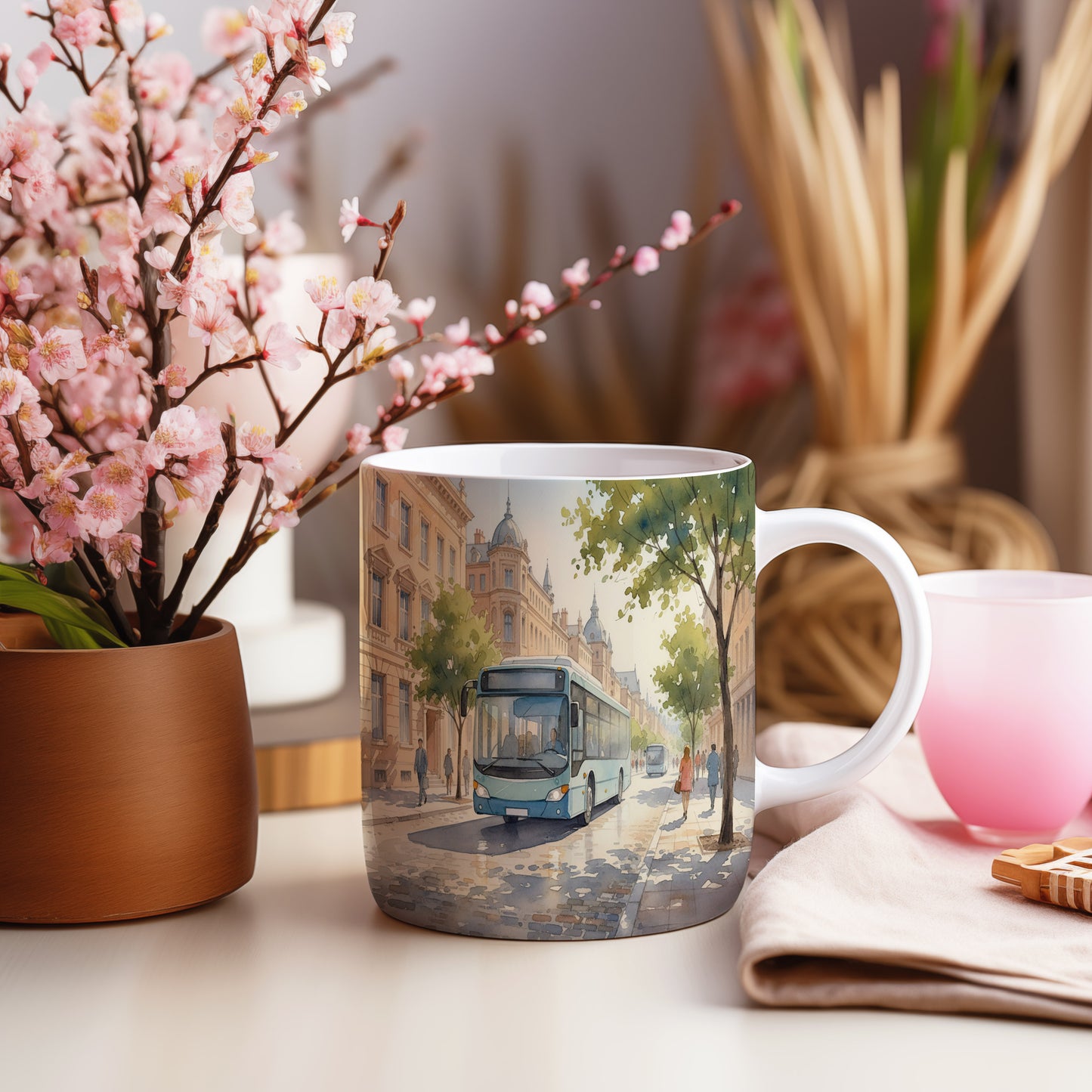 Hrnek s autobusem v slunné ulici