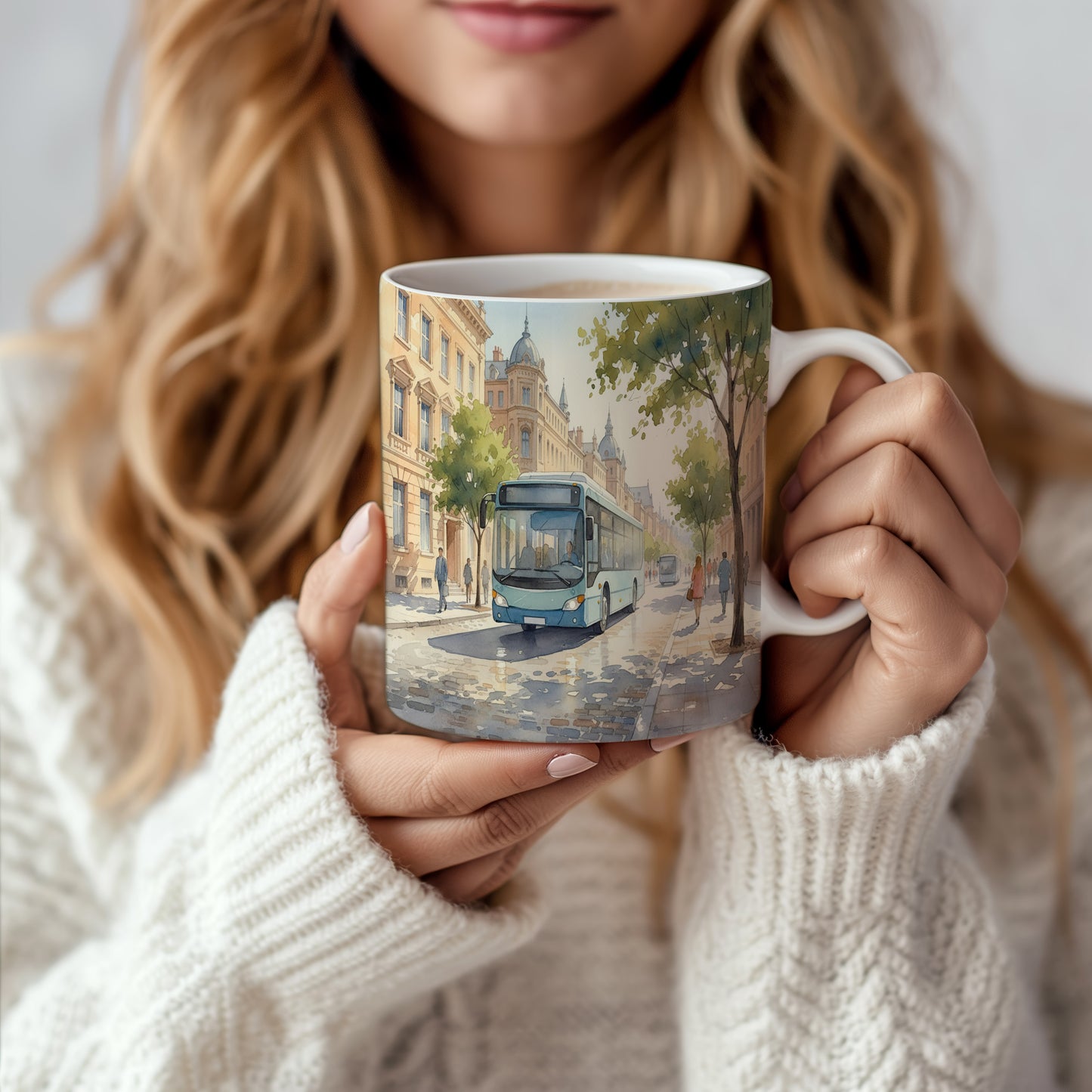 Hrnek s autobusem v slunné ulici