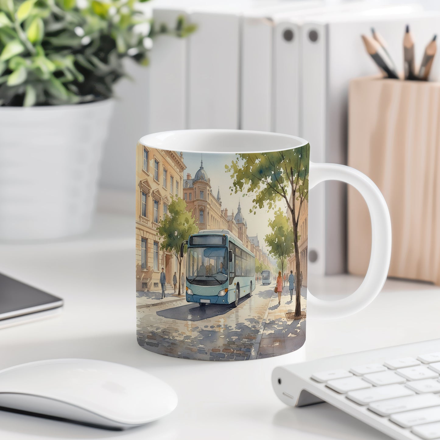 Hrnek s autobusem v slunné ulici