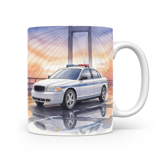 Hrnek s policejním vozem na mostě