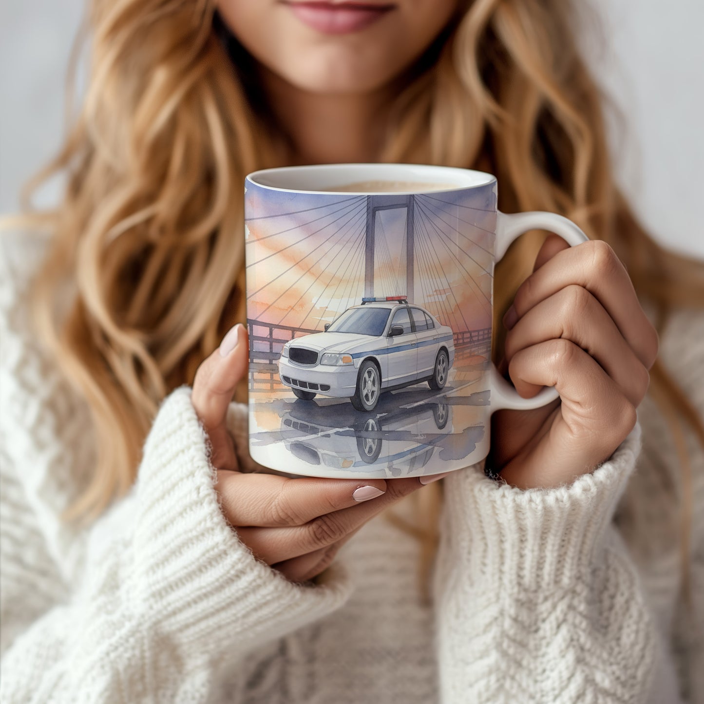 Hrnek s policejním vozem na mostě