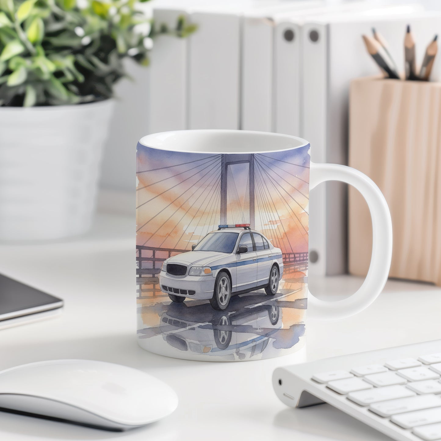 Hrnek s policejním vozem na mostě