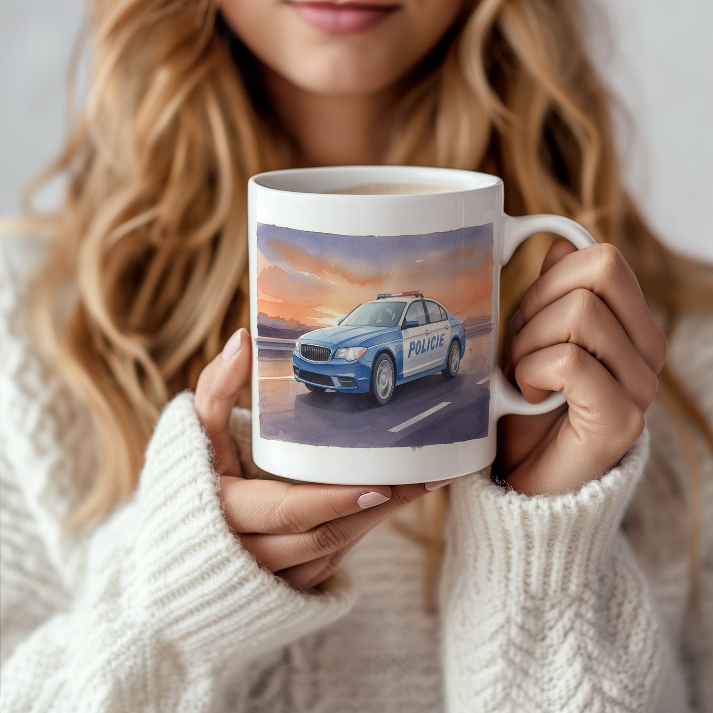 Hrnek s policejním autem při západu slunce
