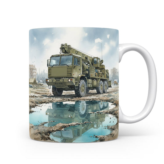 Hrnek s vojenským jeřábem na staveništi