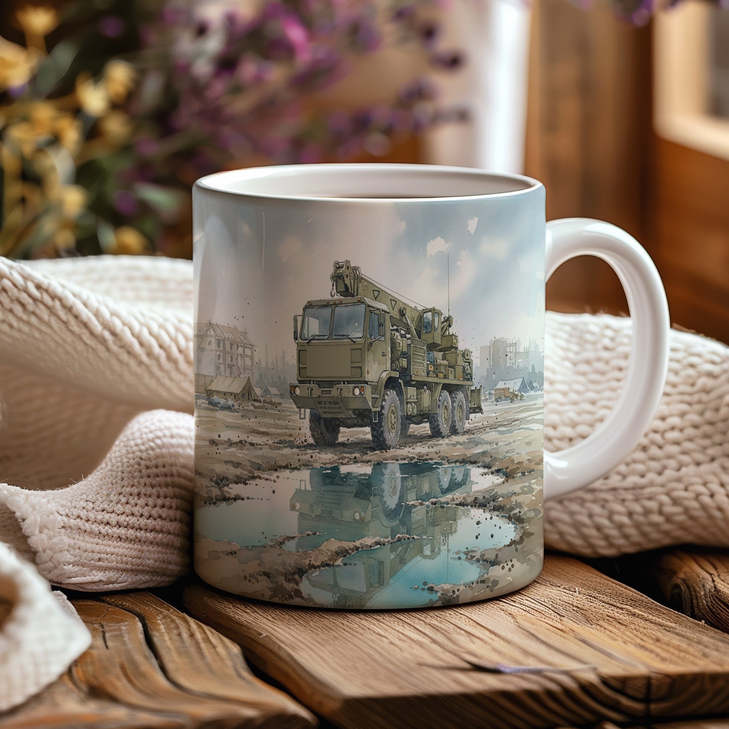 Hrnek s vojenským jeřábem na staveništi