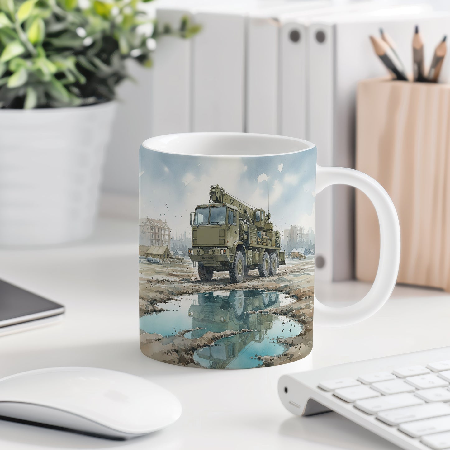 Hrnek s vojenským jeřábem na staveništi