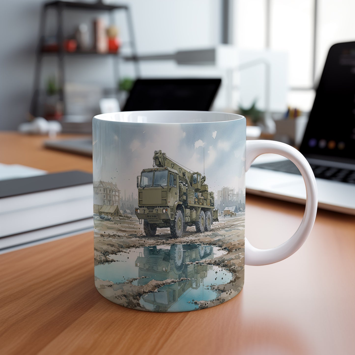 Hrnek s vojenským jeřábem na staveništi