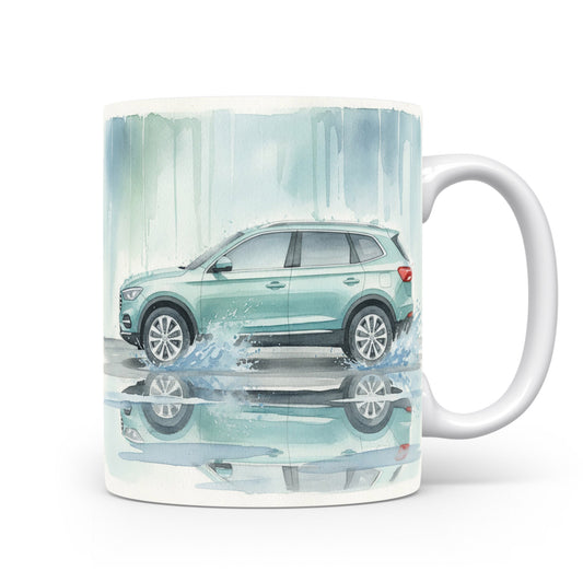 Hrnek s SUV v dešťové spršce