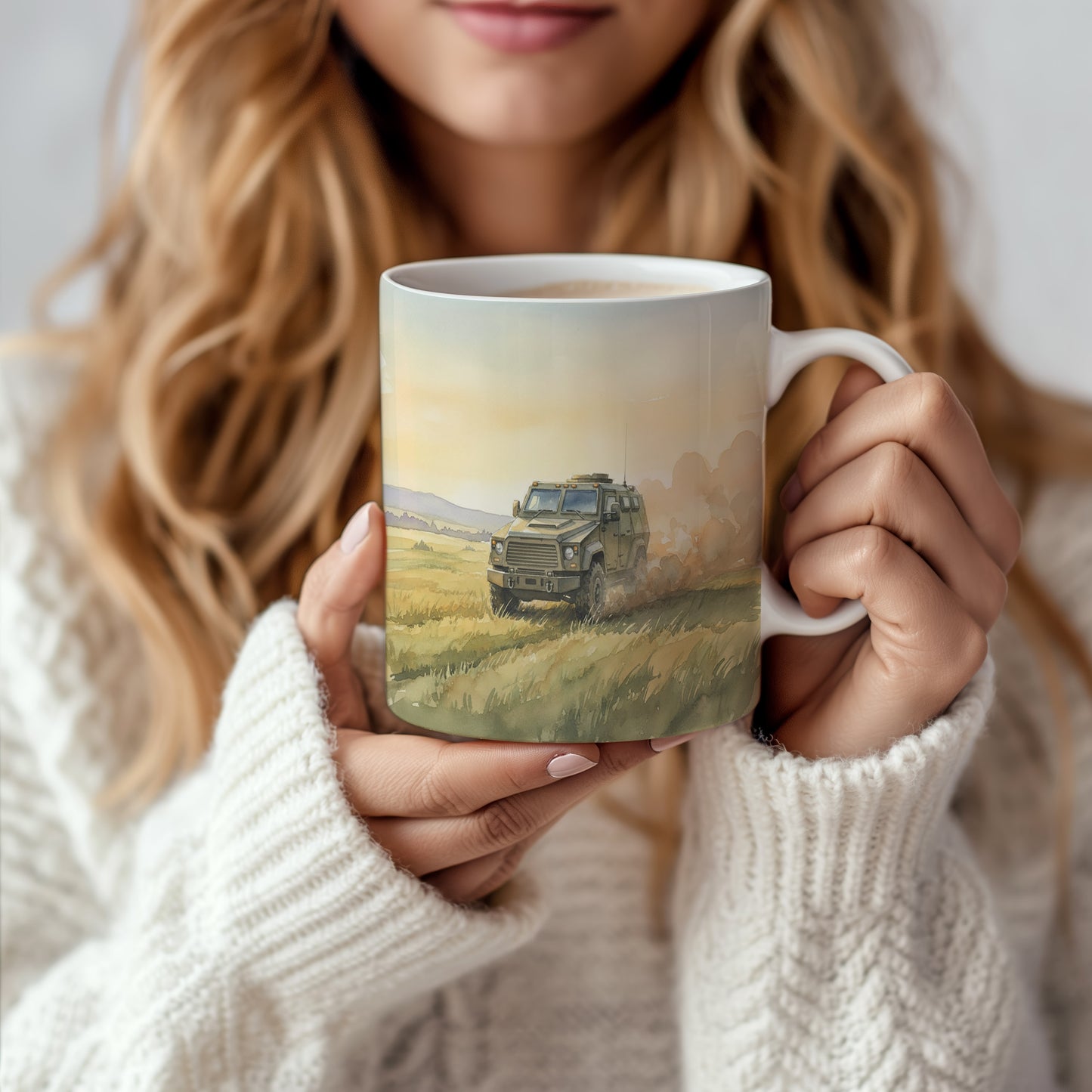 Hrnek s obrněným vozem na polní cestě