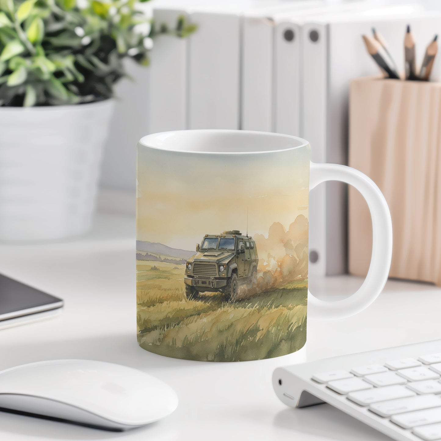 Hrnek s obrněným vozem na polní cestě