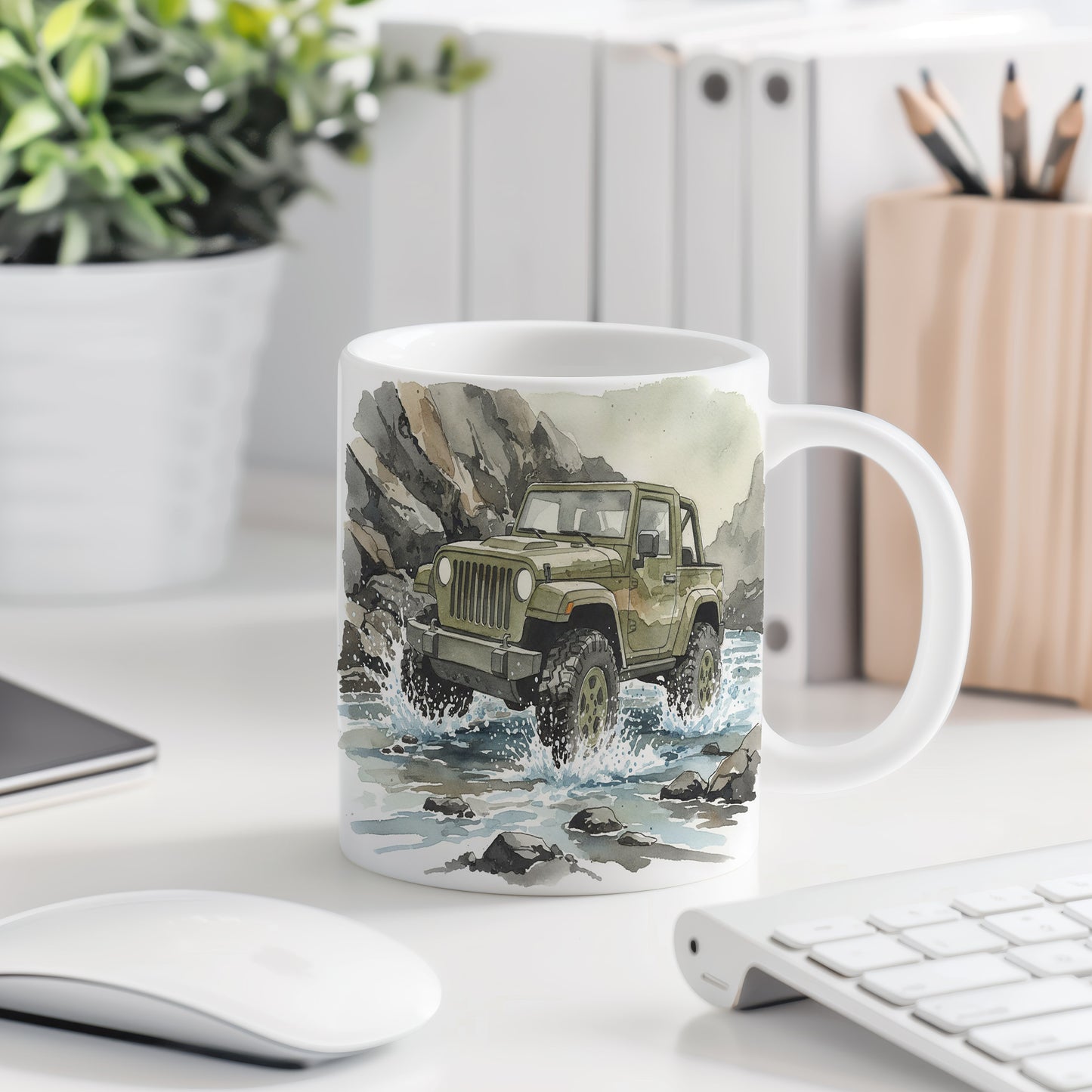 Hrnek s jeepem v divoké přírodě