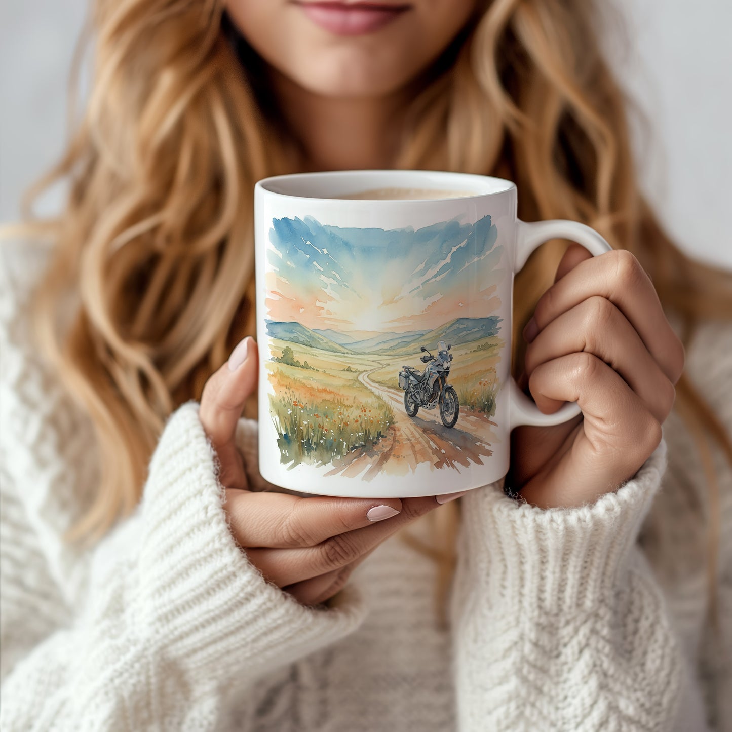 Hrnek s motorkou na venkovské cestě