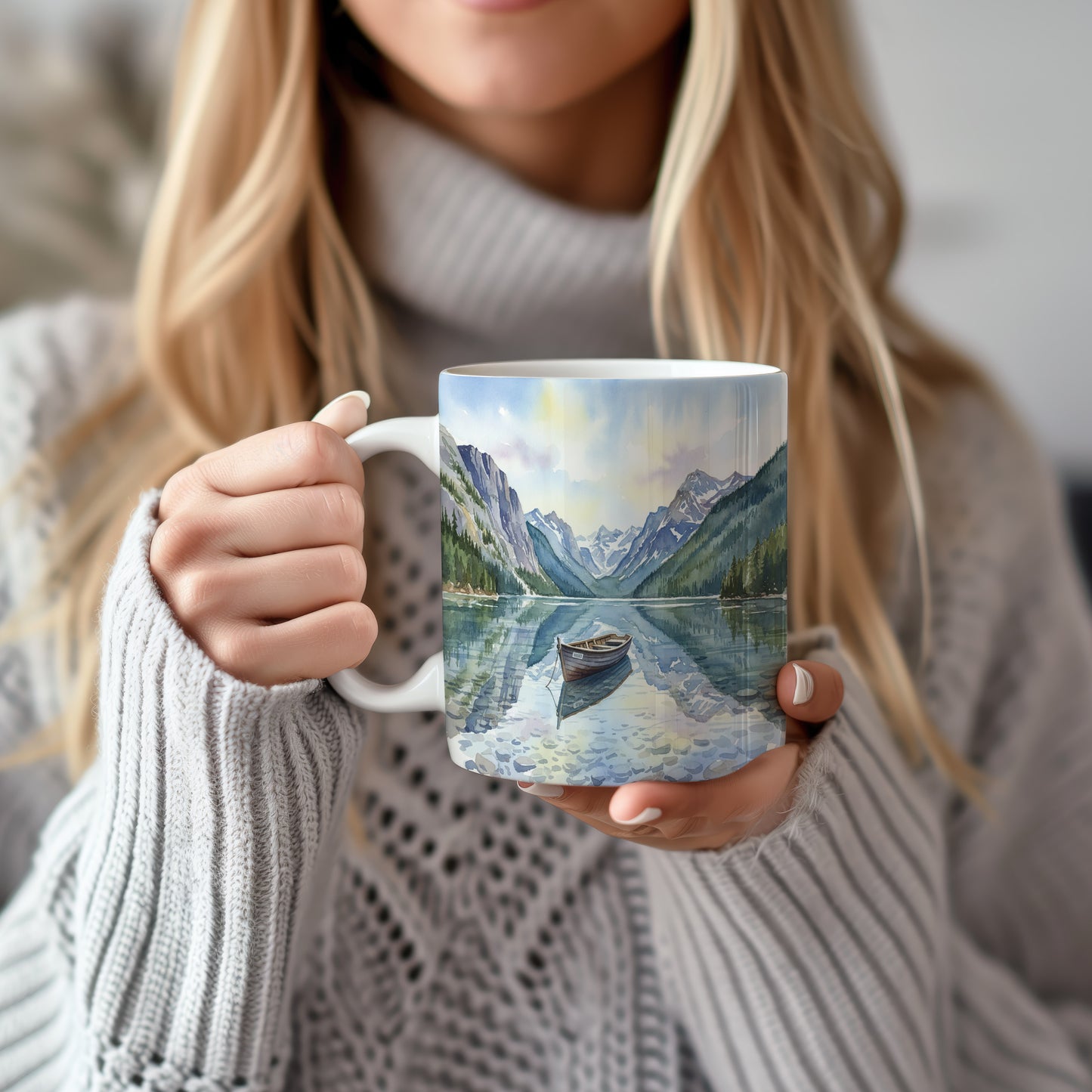 Hrnek s loďkou na horském jezeře