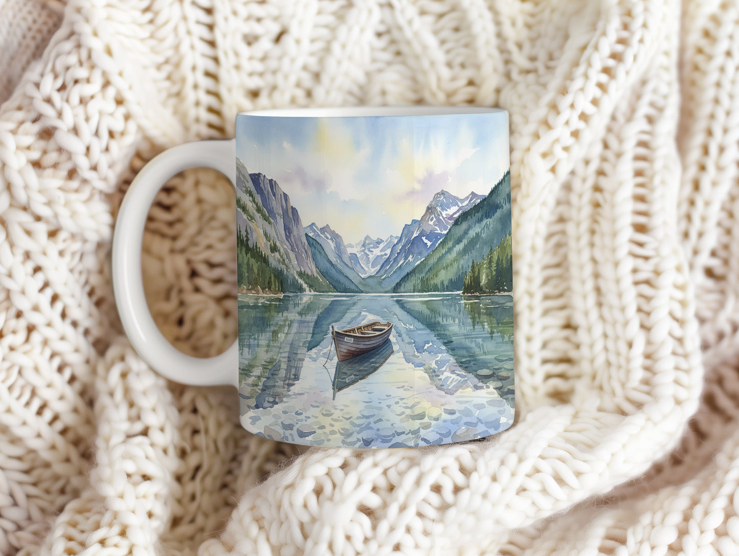 Hrnek s loďkou na horském jezeře