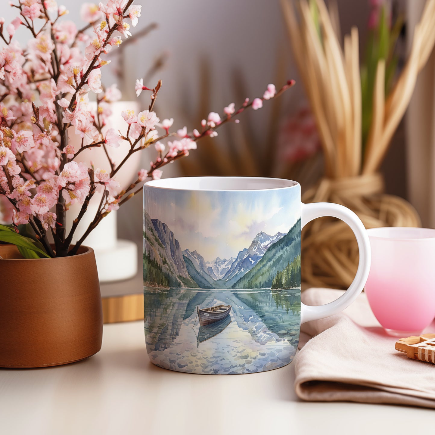 Hrnek s loďkou na horském jezeře