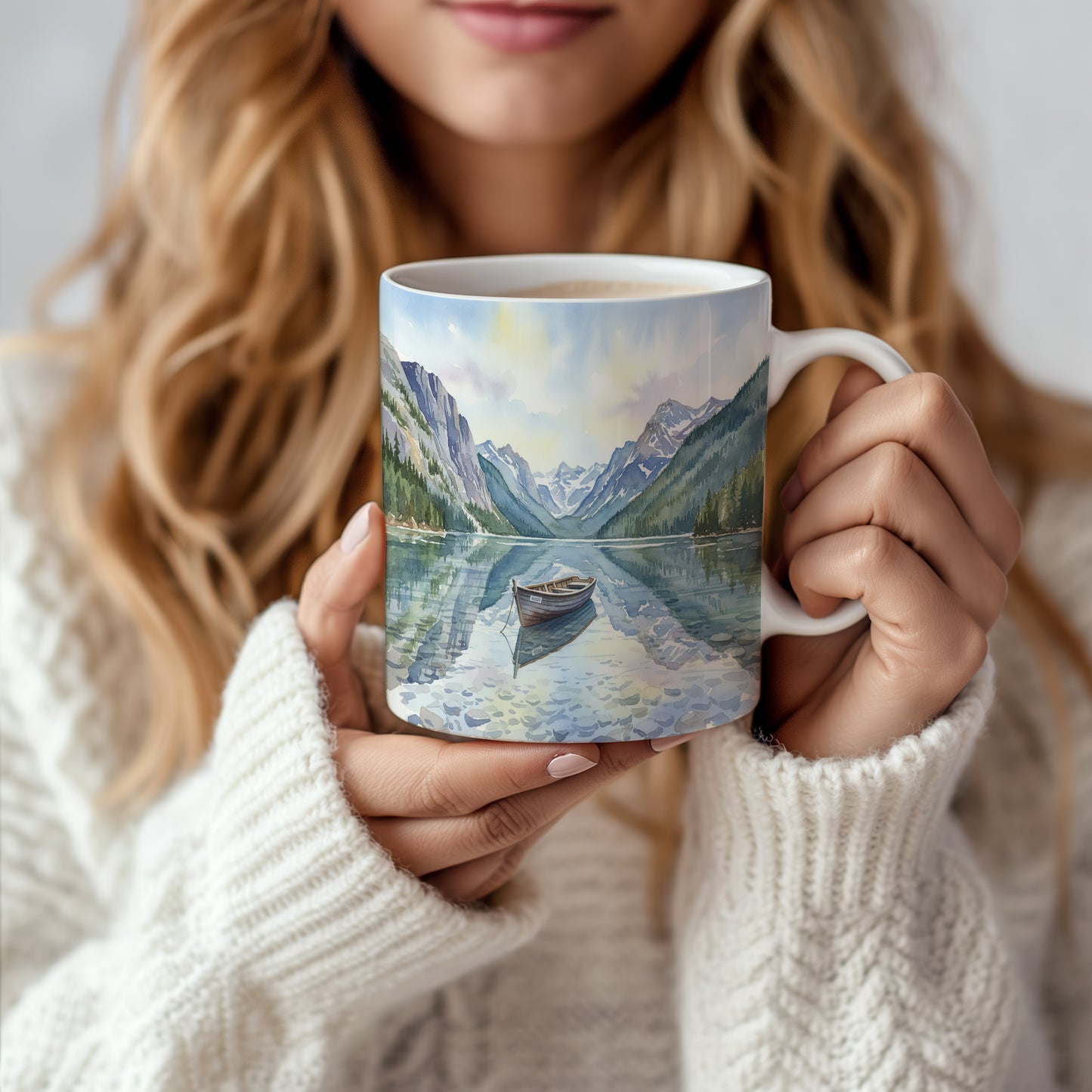 Hrnek s loďkou na horském jezeře